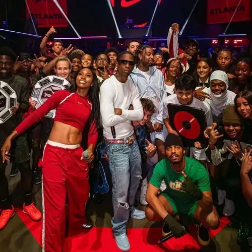  Travis Scott​ 在亚特兰大出席Nike足球主题活动时，腰间佩戴了Chrome Hearts粉色十字架皮牌腰带，搭配暗金色大舌头金属带头，设计独特