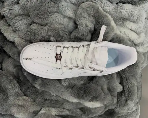 克罗心 Chrome Hearts x NOCTA x Nike Air Force 1 Low 实鞋谍照流出，鞋带孔银饰细节引发轰动