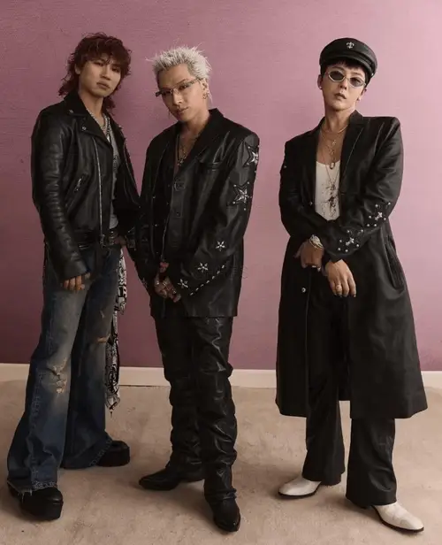 BIGBANG科切拉合体首秀：全员Chrome Hearts造型炸场，太阳白发撞脸黄仁勋破圈