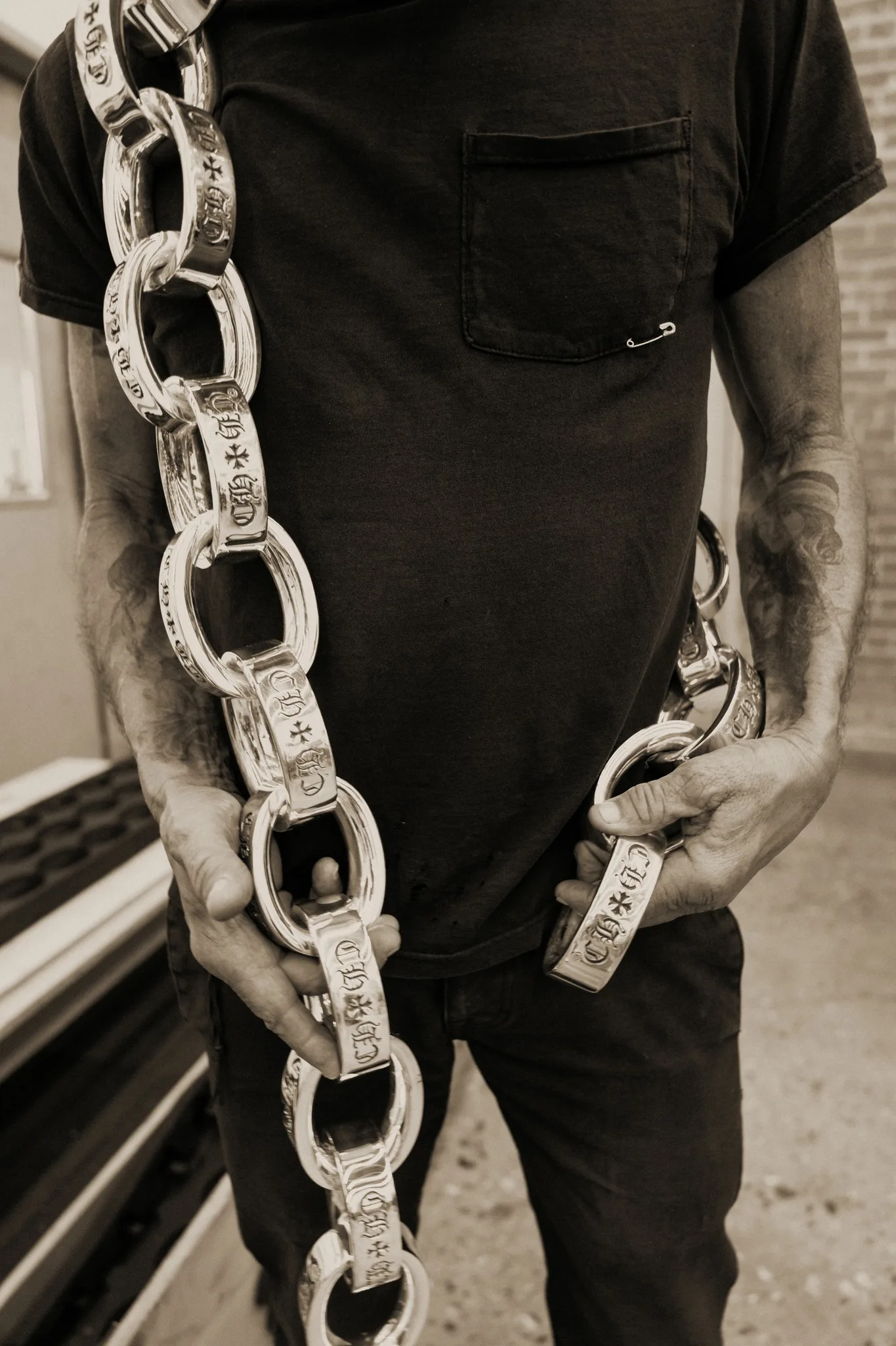 Neil Young &times; Chrome Hearts：合作历程与巡演取消详情