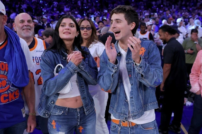 提莫西·查拉梅（Timothée Chalamet）身穿火焰大M泼墨牛仔裤
