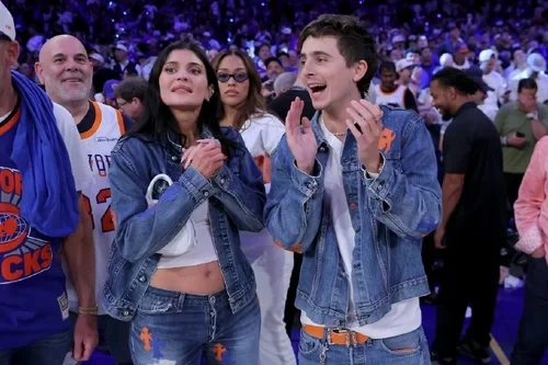 提莫西&middot;查拉梅（Timoth&eacute;e Chalamet）身穿火焰大M泼墨牛仔裤