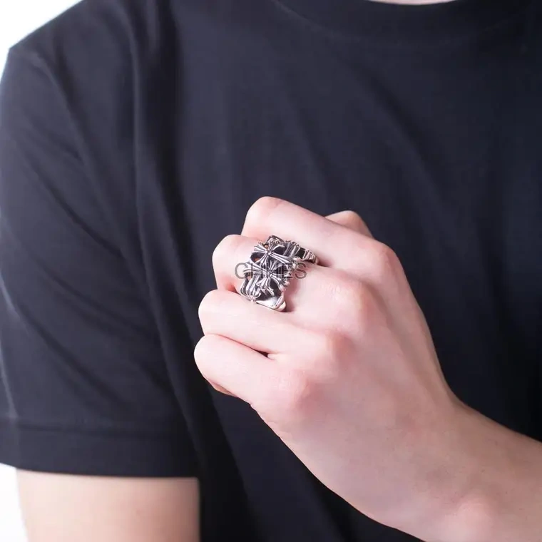 Chromehearts 克罗心 方形坟墓/葬墓十字架戒指
